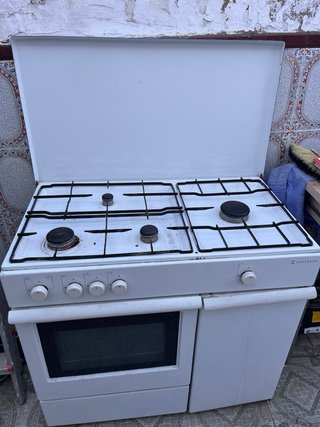 Cocina de gas con horno blanco