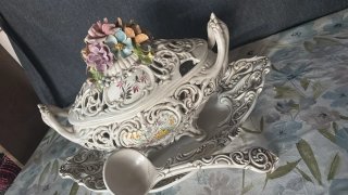 Preciosa pieza de porcelana decorativa