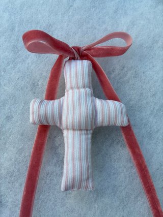 Cruz de tela rosa y blanca con lazo
