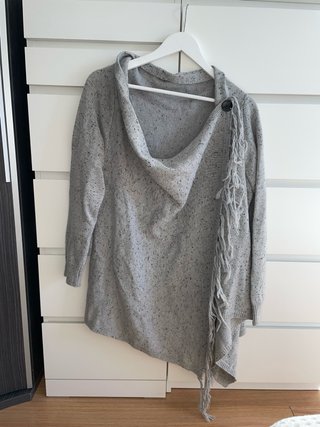Chaqueta poncho gris asimétrica