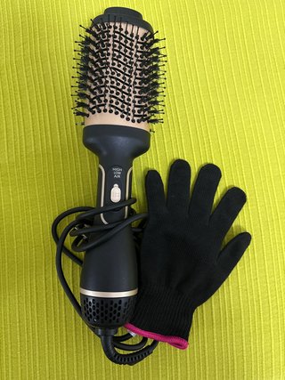 Cepillo secador de pelo negro y dorado