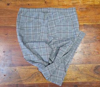 Pantalones de vestir a cuadros grises y rojos