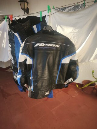 Mono de cuero Berik azul y blanco