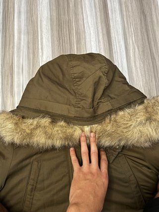 Chaqueta verde militar con capucha
