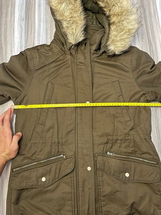 Chaqueta verde militar con capucha