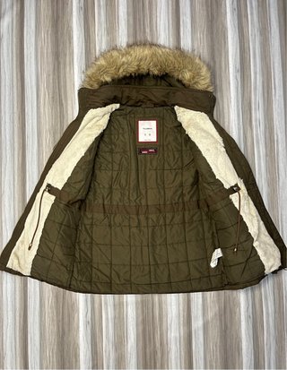 Chaqueta verde militar con capucha