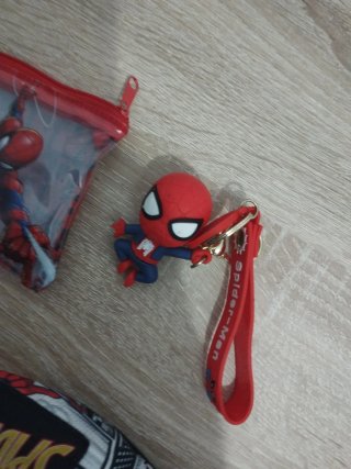 Lote Spiderman: Riñonera, Estuche y Llavero