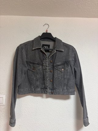 Chaqueta vaquera cropped Zara gris