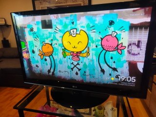 LG 50 TV con soporte de pared