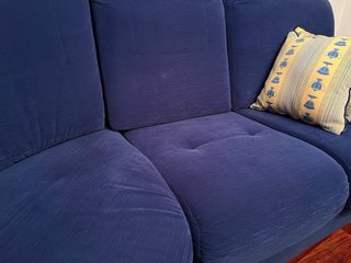 Sofá modular azul con mesa de centro