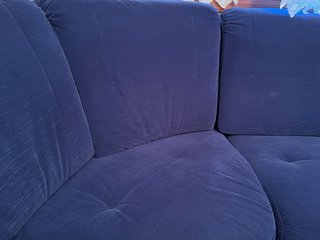 Sofá modular azul con mesa de centro