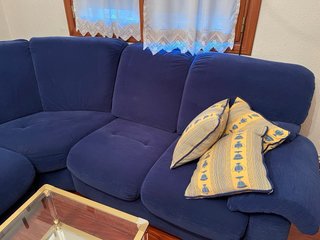 Sofá modular azul con mesa de centro