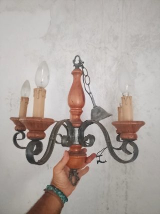 Lámpara de madera y forja antigua