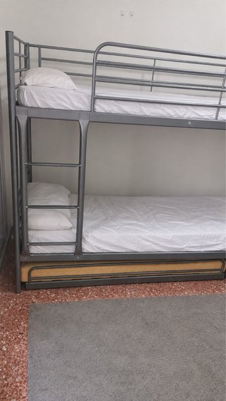 Se venden 2 literas de 3 somieres precio económico