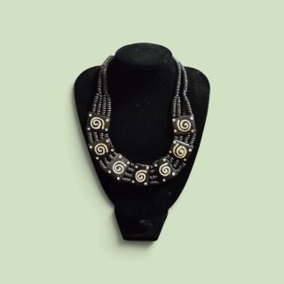 Collana etnica con perline e quadrati