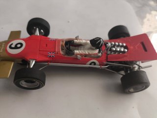 Coche de carreras clásico rojo y dorado