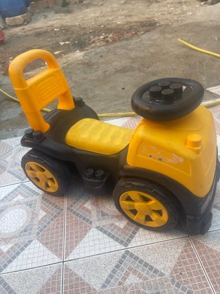 Coche correpasillos amarillo y negro
