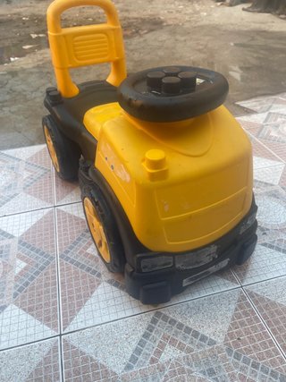 Coche correpasillos amarillo y negro