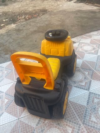 Coche correpasillos amarillo y negro