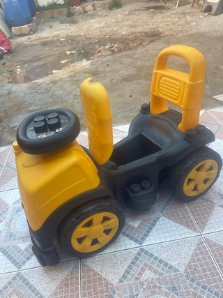 Coche correpasillos amarillo y negro