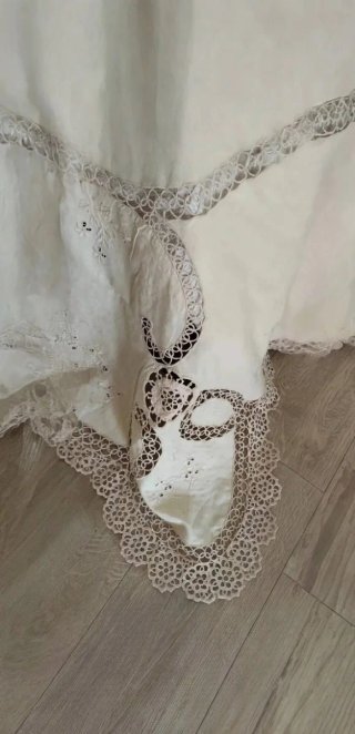 Splendido copriletto ricamato a mano