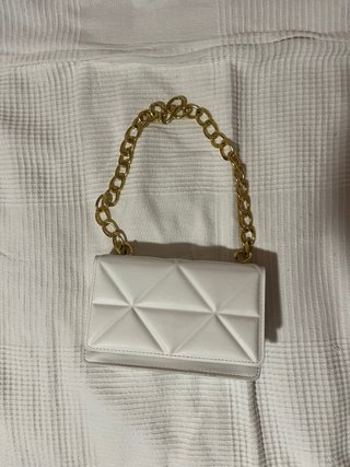 Bolso Shein blanco con cadena dorada