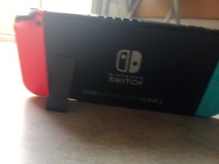 Nintendo Switch Azul y Rojo no tiene cargador.
