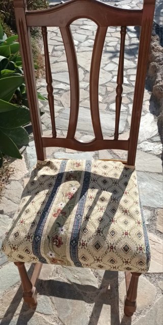 Sillas de madera con tapizado floral