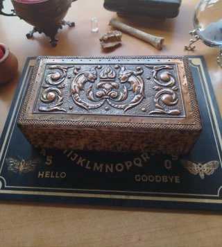 Antiguo Cofre Joyero de Cobre Repujado Gótico