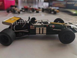 Coche de carreras verde y amarillo