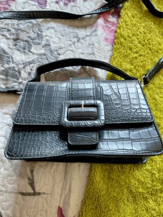 Bolso pequeño negro efecto piel