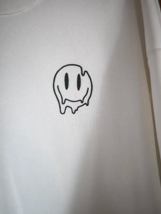Sudadera blanca con estampado de cara sonriente