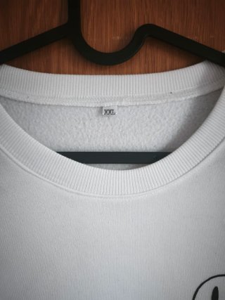 Sudadera blanca con estampado de cara sonriente