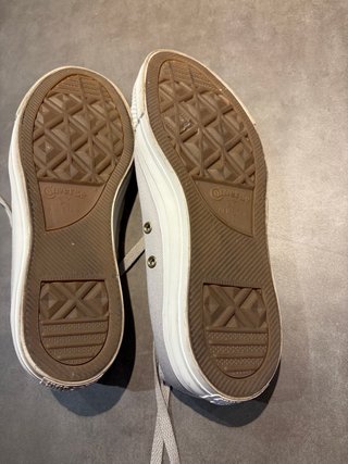 Zapatillas Converse grises y blancas