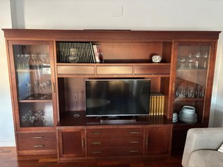 Mobile TV in legno con vetrine
