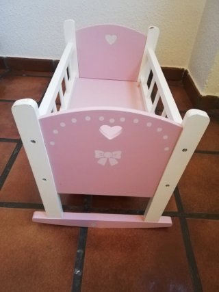 Cuna de juguete rosa con corazón