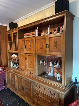 Mueble de madera con vitrina y cajones