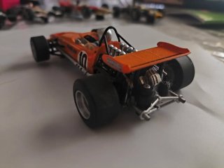 Coche de carreras naranja McLaren 10