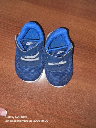 Zapatillas Nike niño azul talla 21.