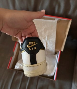 Nike Air Force 1 Blanco y Dorado