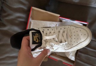 Nike Air Force 1 Blanco y Dorado