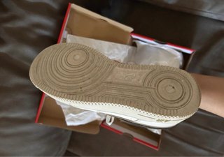 Nike Air Force 1 Blanco y Dorado