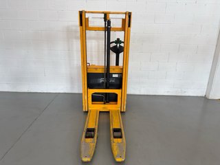 Apilador eléctrico Jungheinrich EJC 110. 1100 kg.