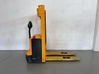 Apilador eléctrico Jungheinrich EJC 110. 1100 kg.