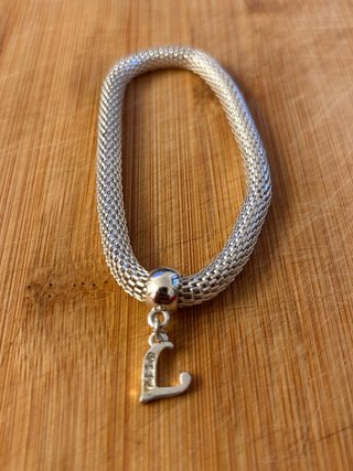 Pulsera plateada con charm letra L