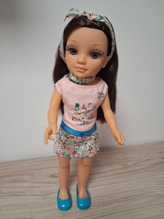 Muñeca Nancy con falda floral y top rosa