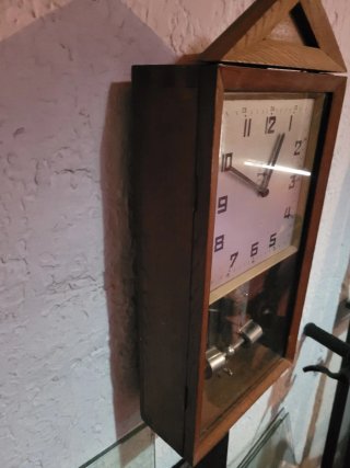 Reloj regulador electromecánico.