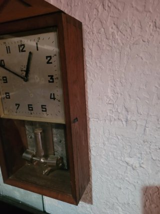 Reloj regulador electromecánico.
