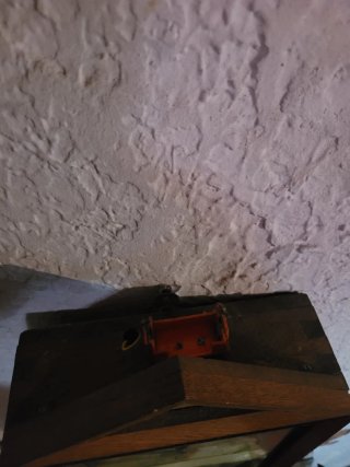 Reloj regulador electromecánico.