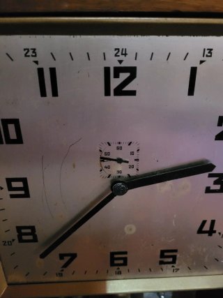 Reloj regulador electromecánico.